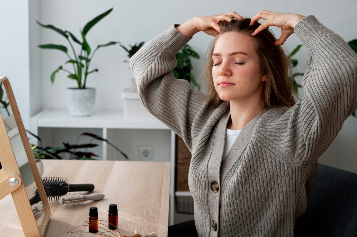 Une femme qui se fait un massage du cuir chevelu.