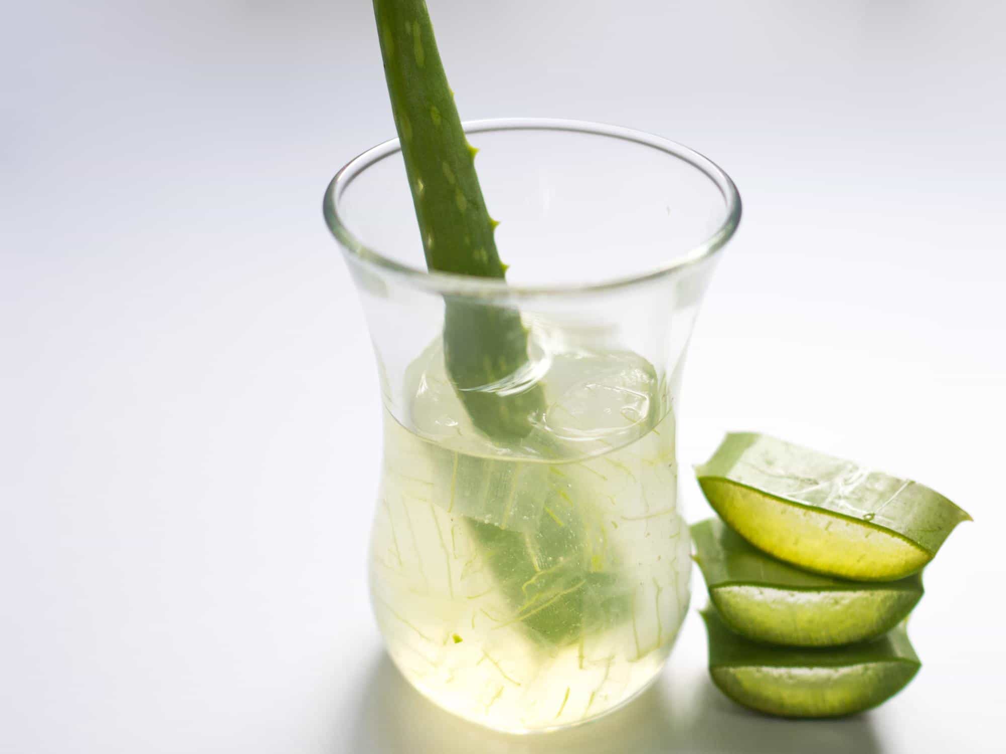 Verre de jus d'aloe vera préparé à partir d'une feuille fraîche