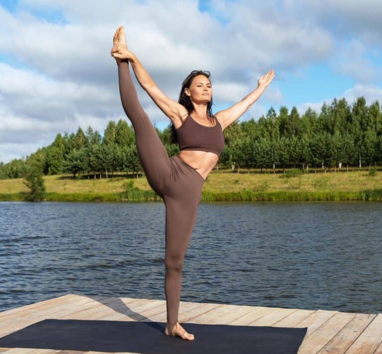 Femme en posture de yoga en extérieur – détente et énergie naturelle