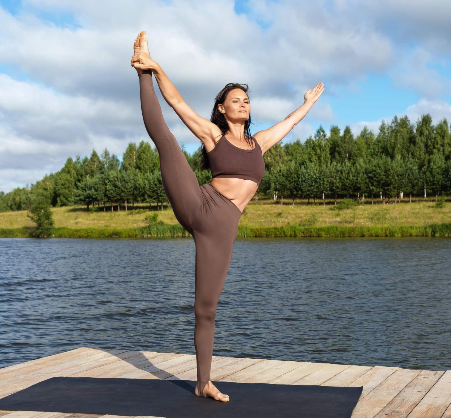 Femme en posture de yoga en extérieur – détente et énergie naturelle