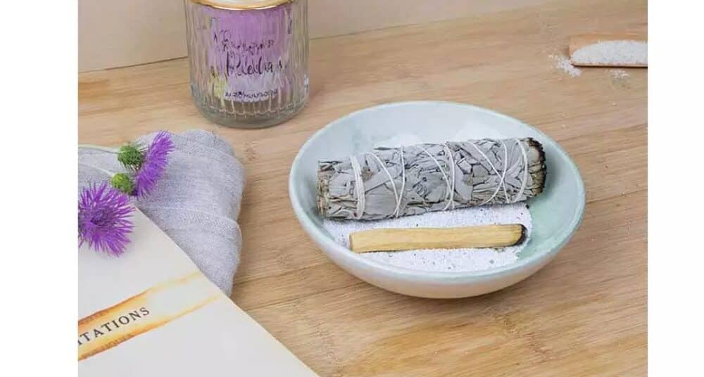 Bougie parfumée et sauge blanche dans une ambiance cocooning et relaxante
