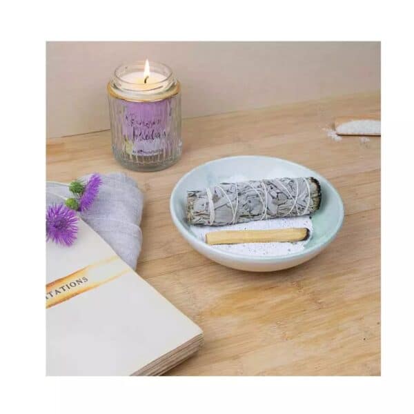 Bougie parfumée et sauge blanche dans une ambiance cocooning et relaxante