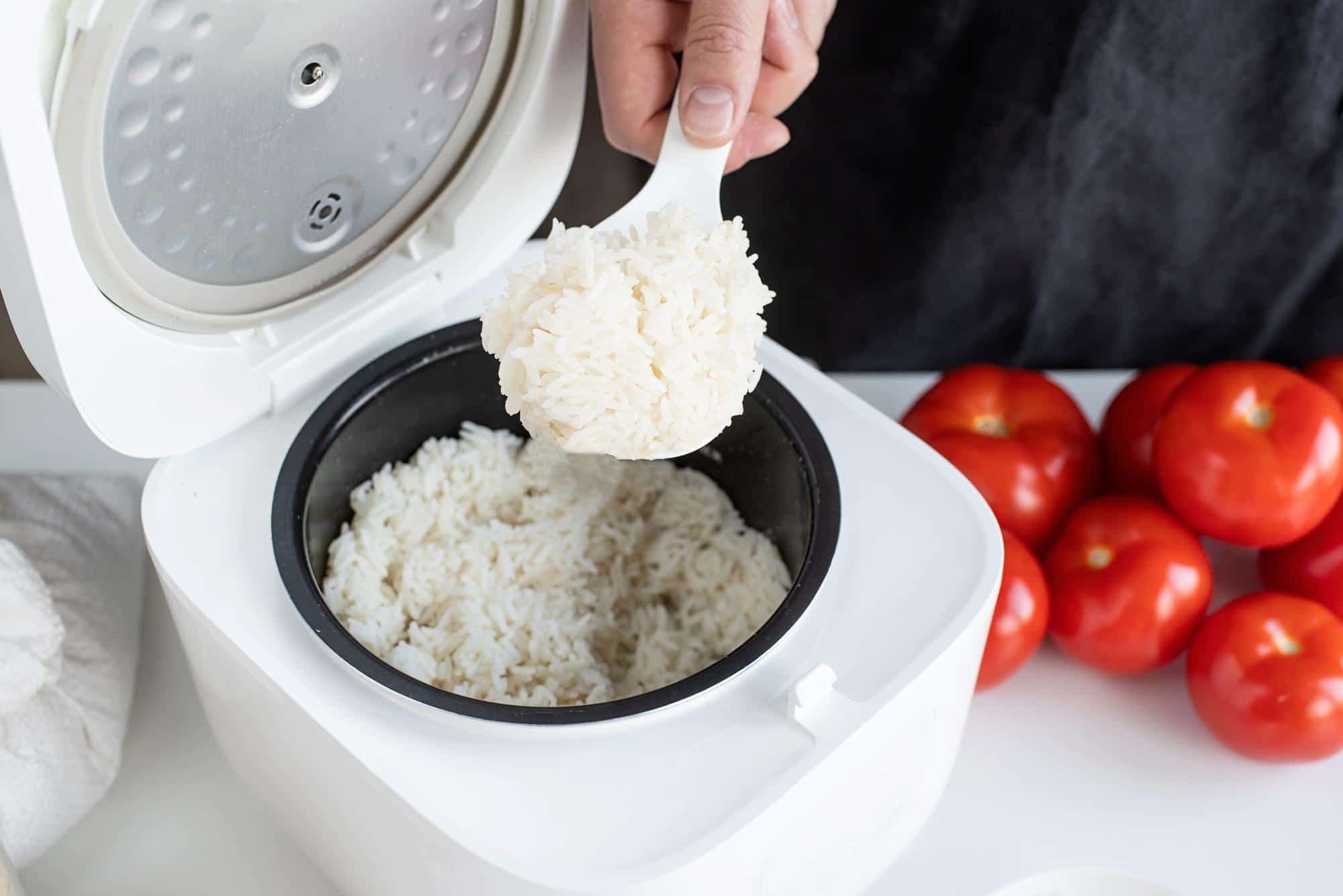 Cuiseur à riz électrique avec du riz fraîchement cuit, idéal pour préparer les céréales en batch cooking.