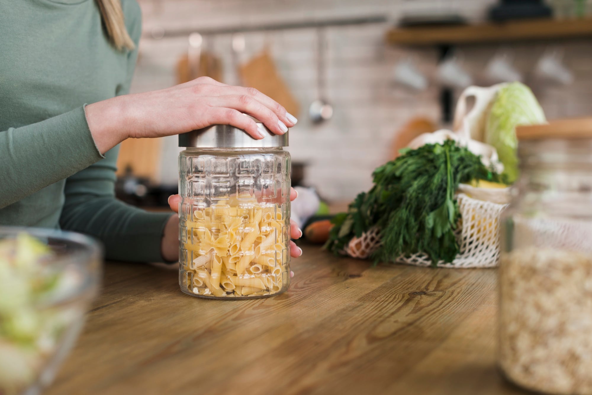 Bocal en verre rempli de pâtes, utilisé pour conserver les aliments dans le cadre d'un batch cooking écologique.
