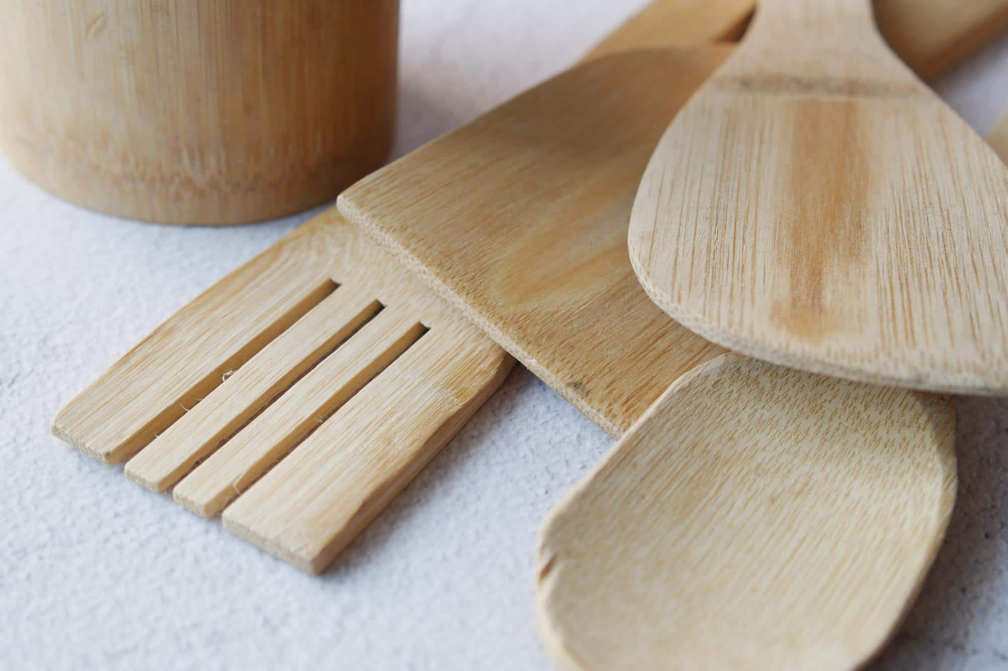 Ensemble d'ustensiles de cuisine en bambou : spatules, palette et cuillère pour cuisiner de façon écologique et limiter les déchets.