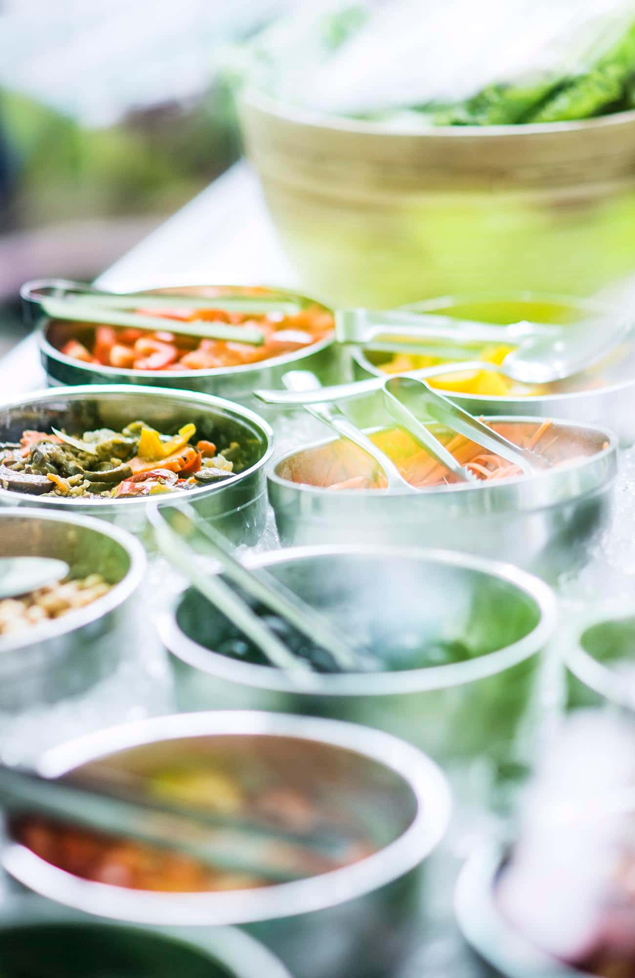 Assiettes colorées dans une cantine bio — légumes frais, repas équilibré et alimentation durable pour les enfants. Illustration d’une alimentation saine et accessible à tous.