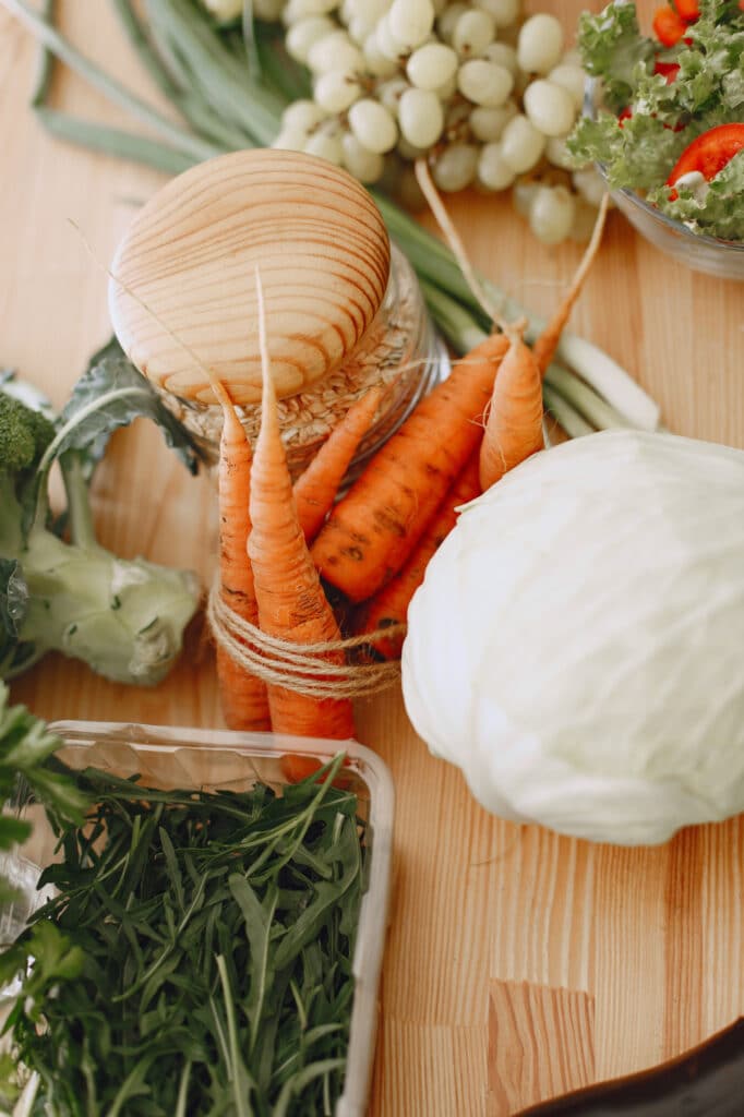 Légumes bio frais sur une planche en bois, symbolisant une alimentation naturelle et sans pesticides