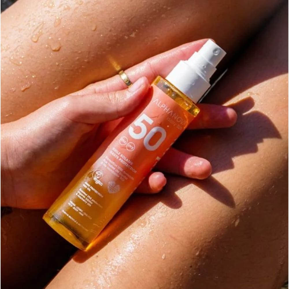 Une huile solaire satinée pour visage, corps et cheveux