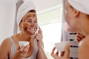 Masque du visage au marc de café et yaourt