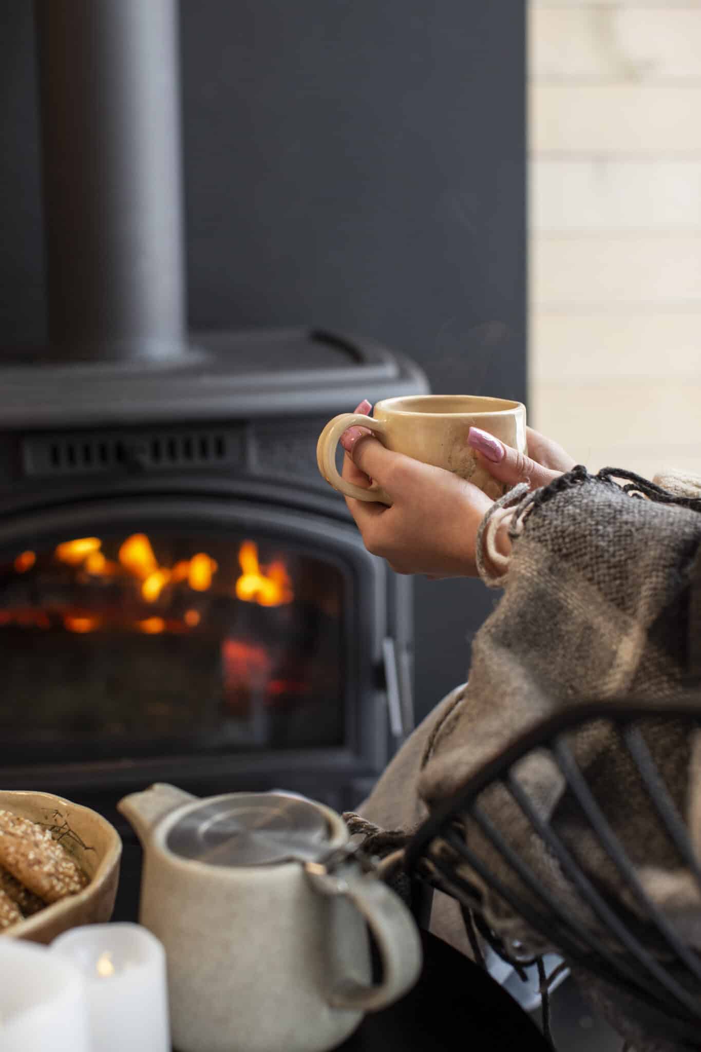 Saupoudrer du marc de café pour nettoyer cheminée ou poêle à bois