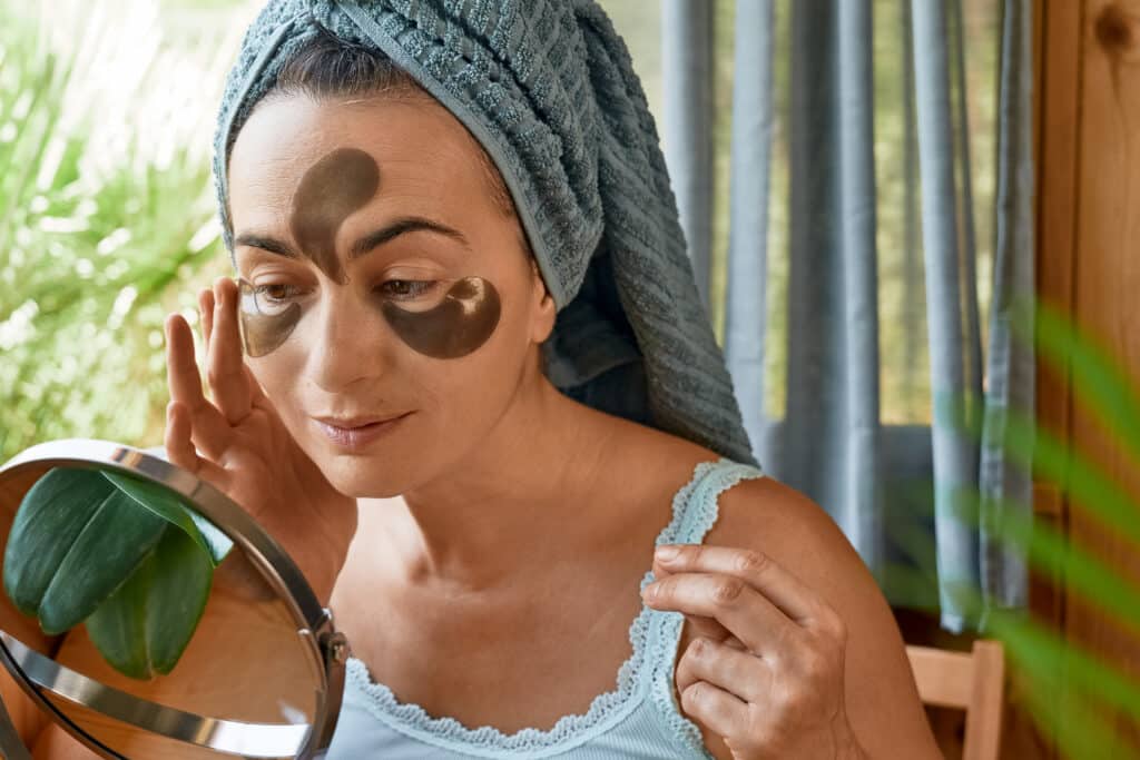 Effacez les signes de fatigue avec un masque express : mélangez un blanc d’œuf et 2 cuillères de marc