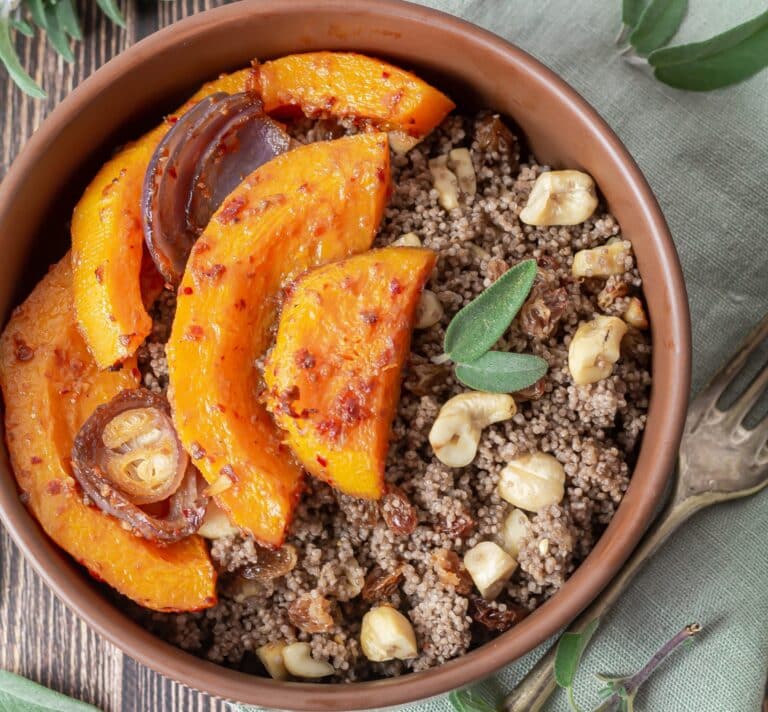 Bol de butternut rôtie à la harissa avec couscous de sarrasin et noix de cajou