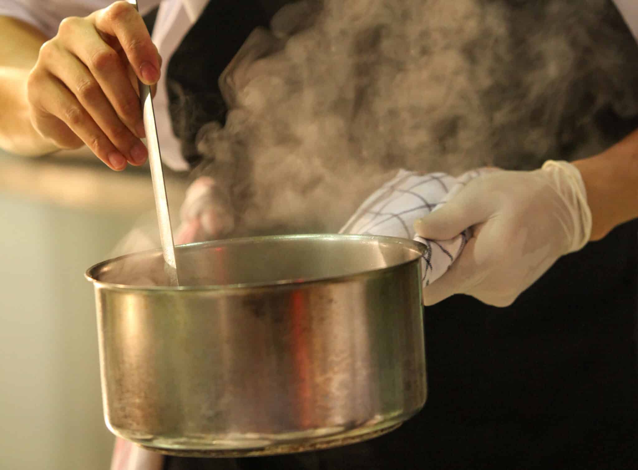 Personne tournant sa cuillère dans la casserole
