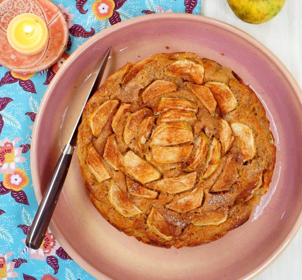 Gâteau moelleux aux pommes et à la cannelle, doré et parfumé, dessert gourmand d’automne fait maison.