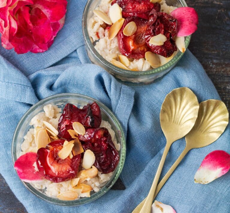 Riz au lait d’amande à la fève tonka garni de prunes rôties et d’amandes effilées