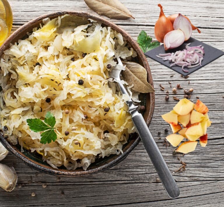 Salade de choucroute crue avec pommes et échalotes — recette probiotique simple et naturelle