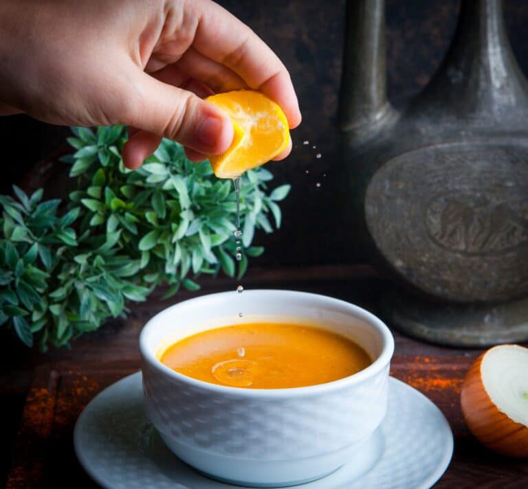 Velouté de carottes à l’orange, recette douce et vitaminée servie bien chaude – un concentré de soleil dans l’assiette.