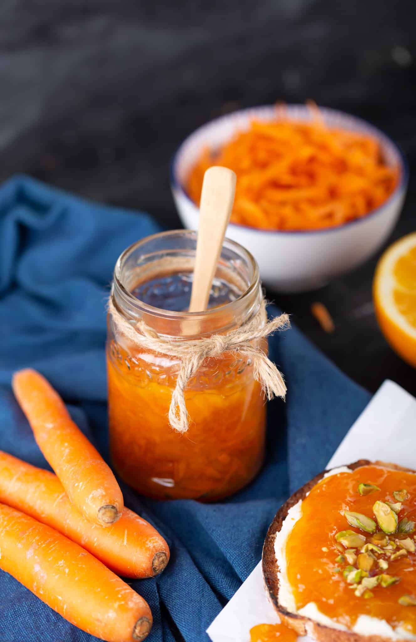 Confiture de carottes maison au jus d’orange et aux épices, à déguster sur du pain ou une brioche au petit-déjeuner