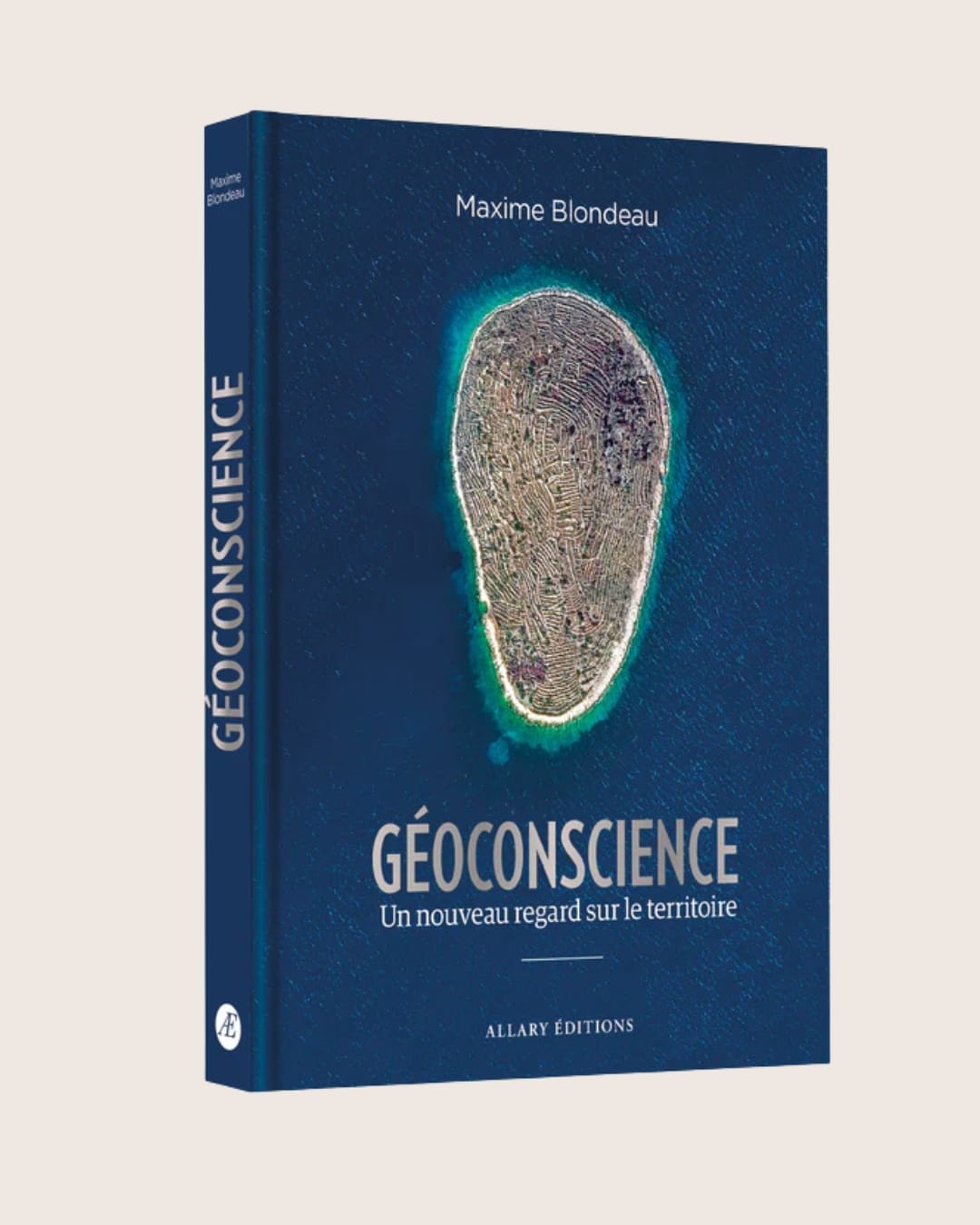 Couverture du livre “Géoconscience” de Maxime Blondeau, montrant une île vue du ciel en forme d’empreinte, symbole d’un nouveau regard sur le territoire.