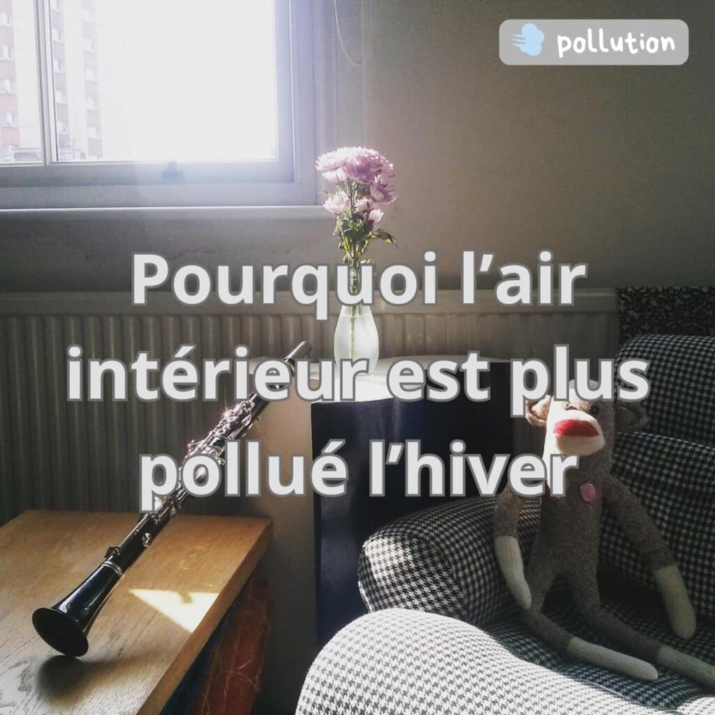 Salon lumineux en hiver avec une fenêtre entrouverte, un vase de fleurs, un instrument de musique et une peluche sur un fauteuil – visuel illustrant la pollution de l’air intérieur en saison froide.