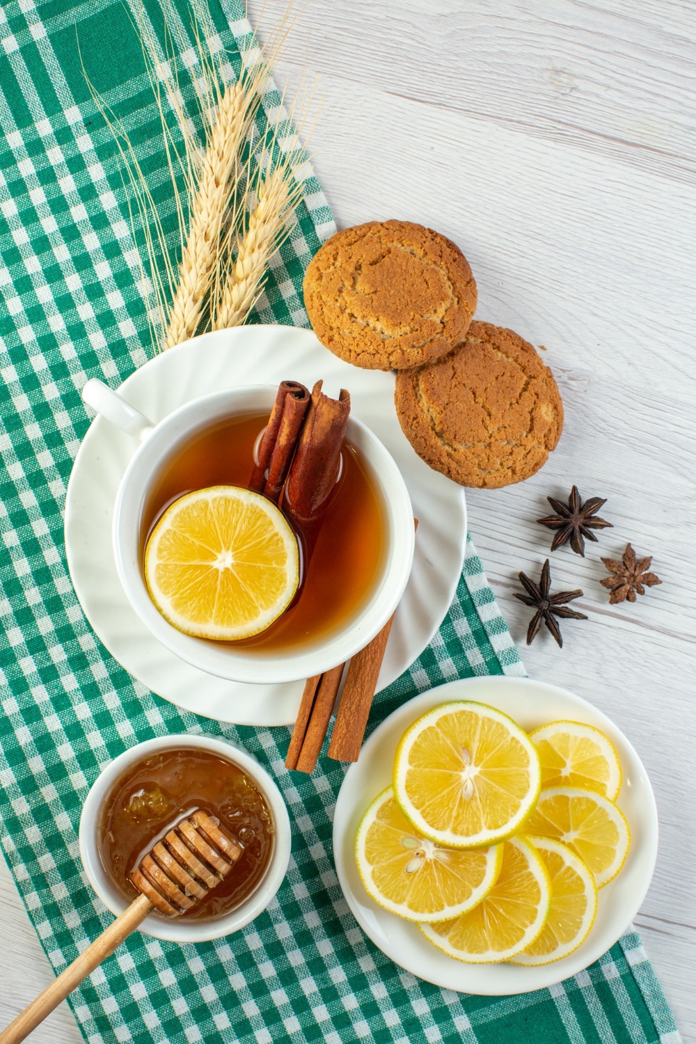 Préparation d’une infusion de sarriette citronnée avec citron et miel