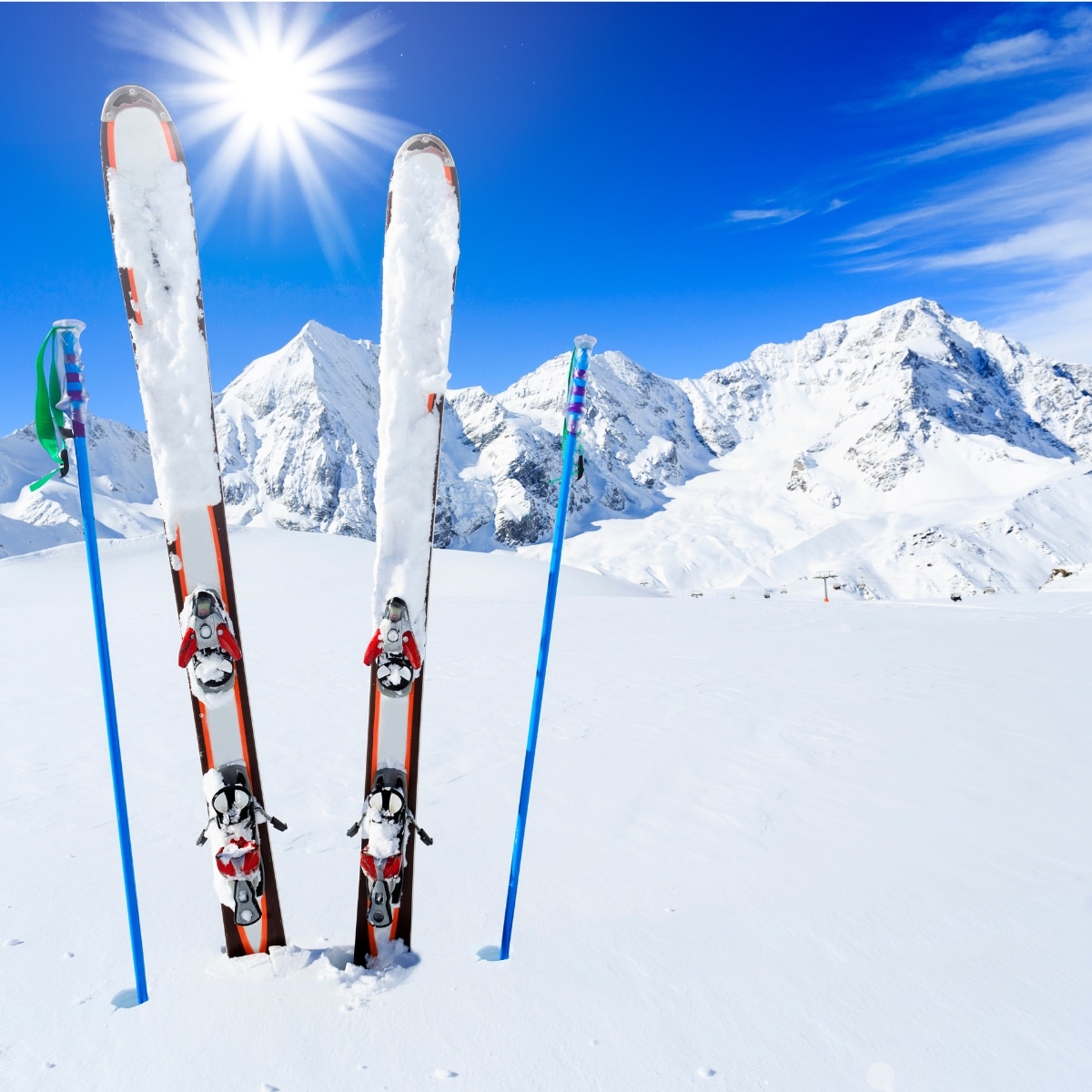 Skis plantés dans la neige en montagne, illustration de l’interdiction des PFAS dans les farts de ski dès janvier 2026