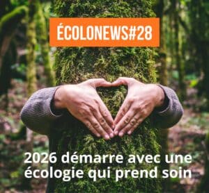 Des mains forment un cœur autour d’un tronc d’arbre, symbole d’une écologie du soin et du lien au vivant
