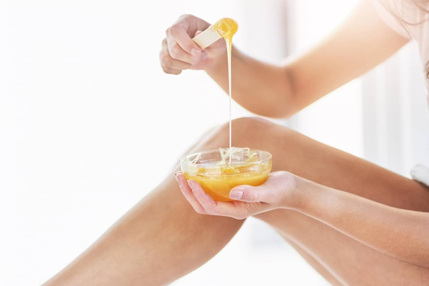Préparation de cire orientale à base de sucre pour une épilation naturelle des jambes.