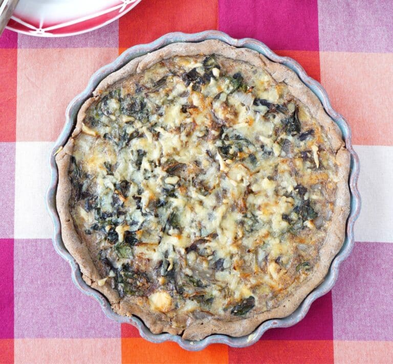 Quiche maison aux blettes, noisettes et comté dans un moule à tarte, photographiée de dessus