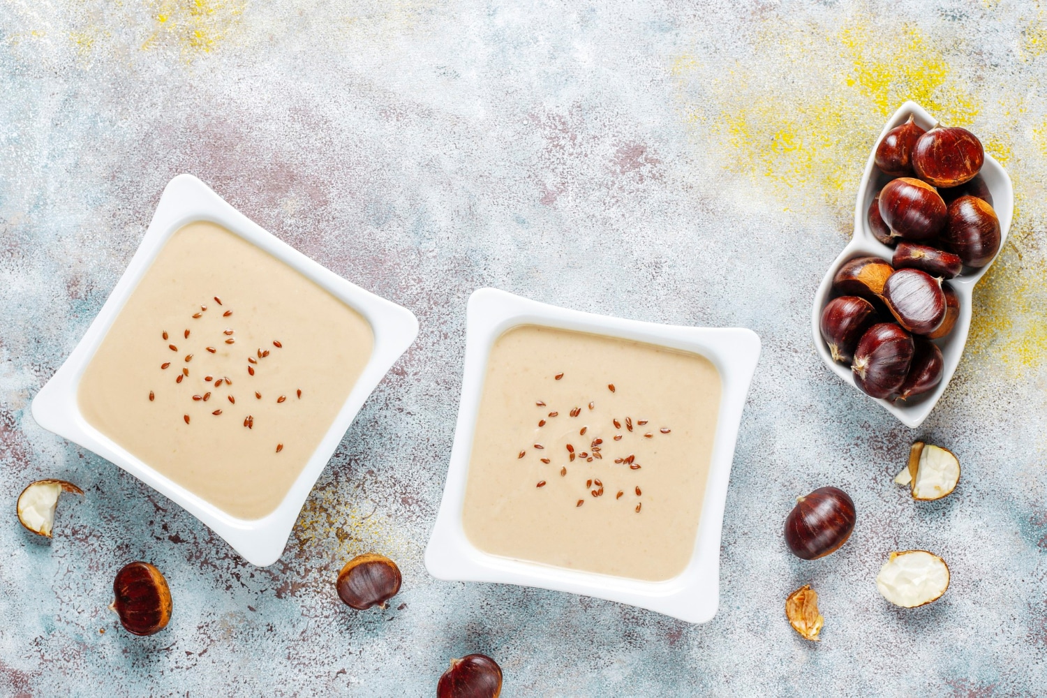 Velouté de châtaignes servi en bols, recette d’automne simple et végétarienne