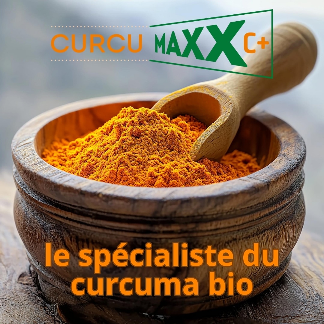Bol de curcuma en poudre avec le logo CurcumaxxC+ et le texte “le spécialiste du curcuma bio”.