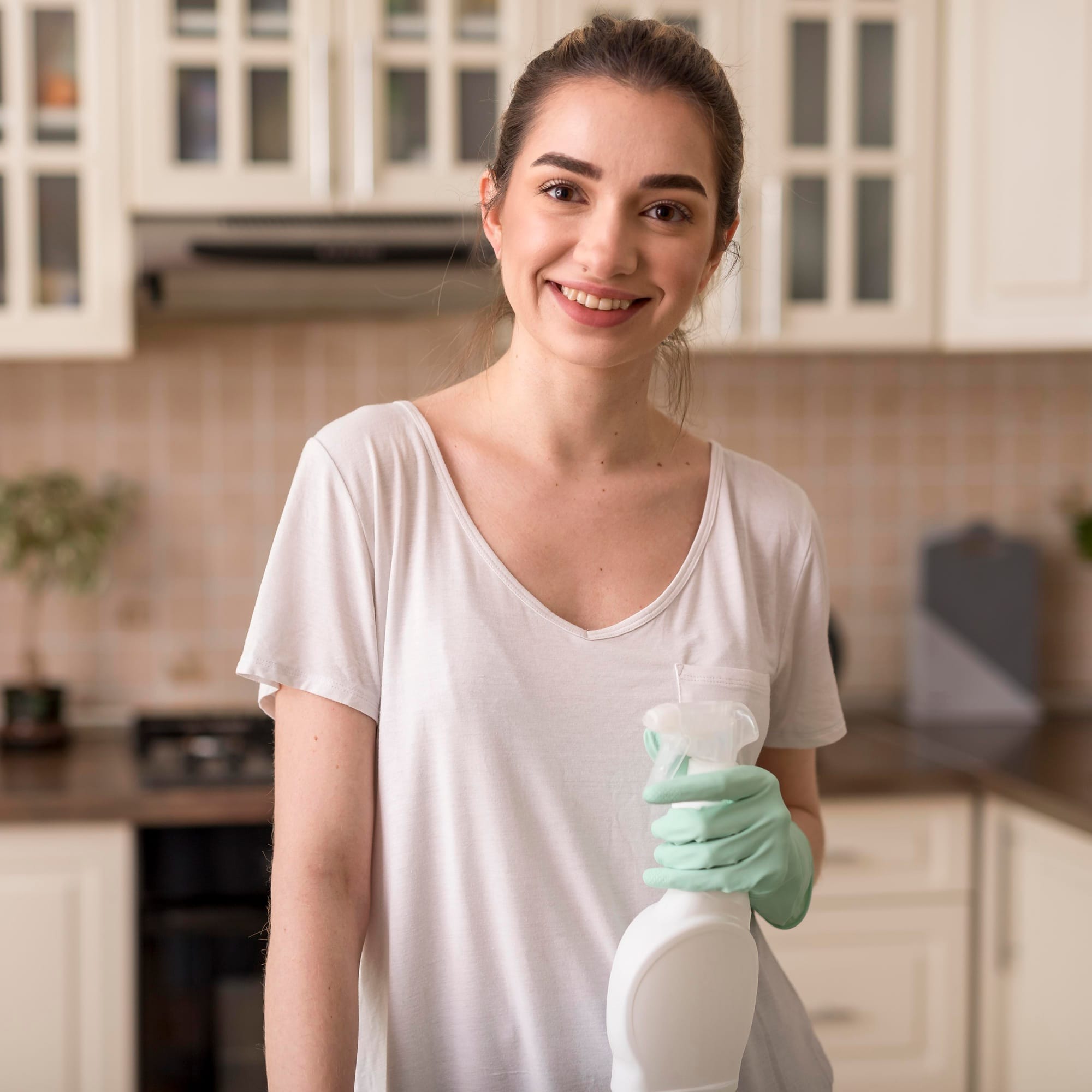 Nettoyage d’une surface de cuisine avec un produit d’entretien pour usage domestique