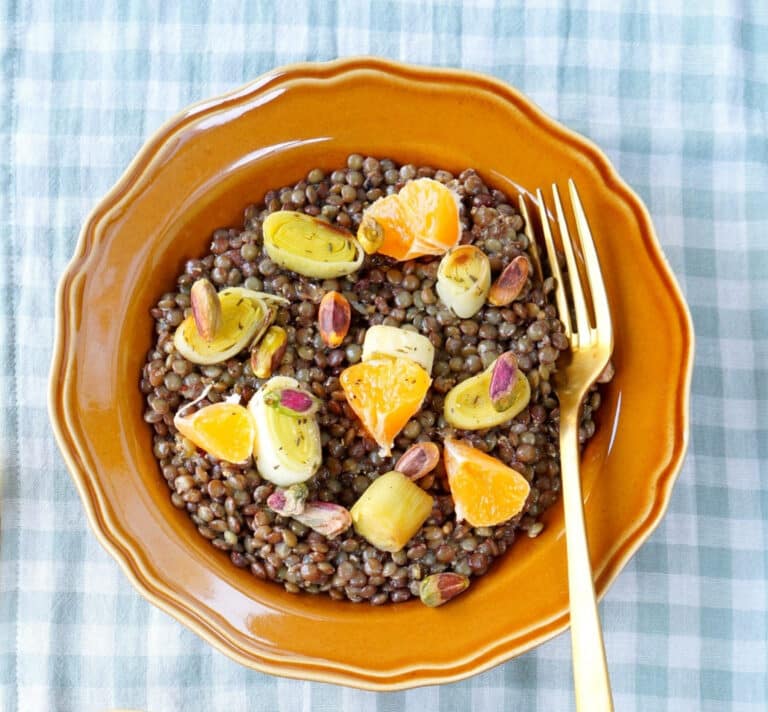 Bol de salade tiède d’hiver aux lentilles, poireaux, quartiers de mandarine et pistaches