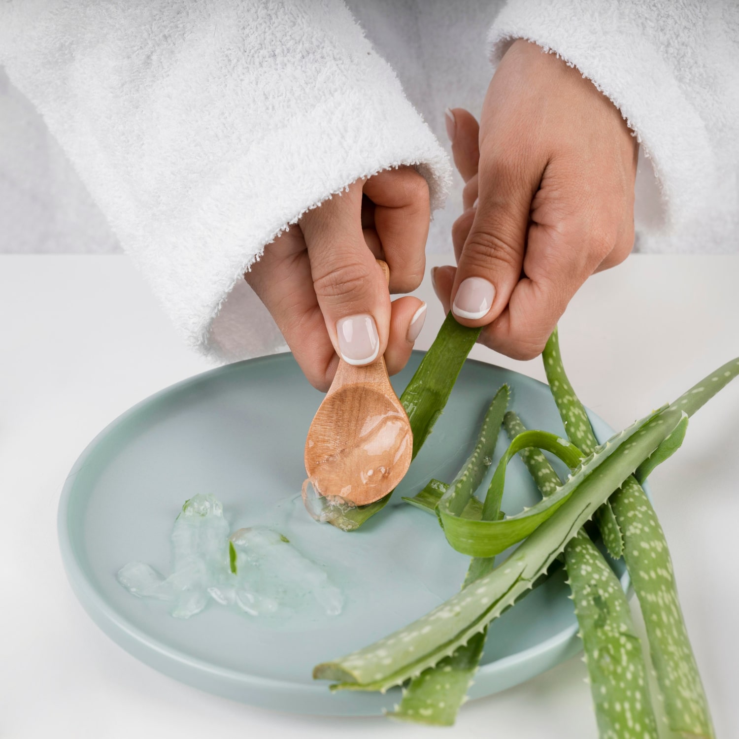 Application de gel d’aloe vera pour apaiser la peau après le rasage