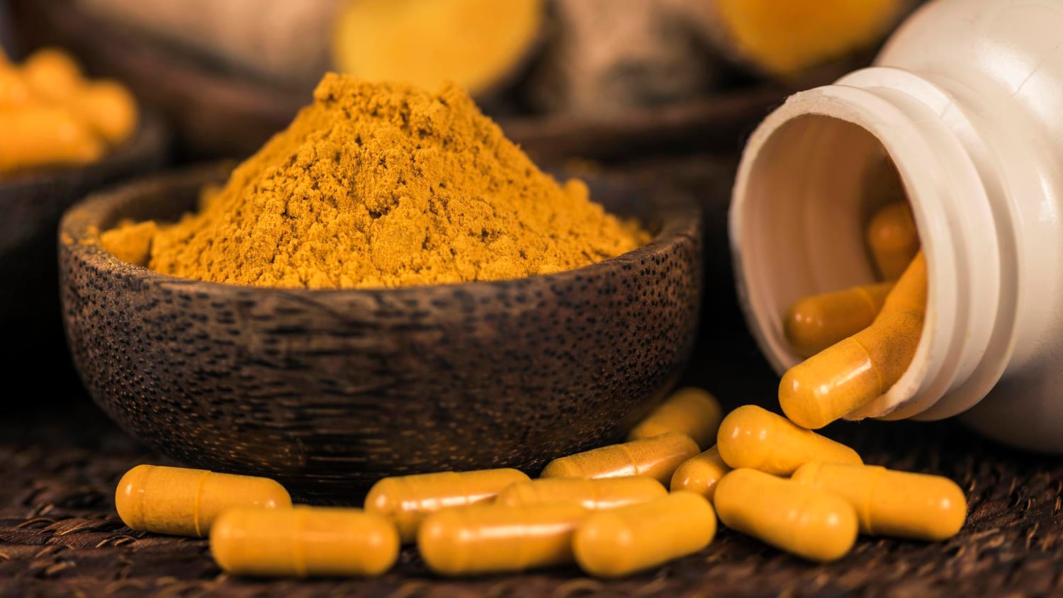gélules et poudre de curcuma, complément alimentaire à base de curcumine