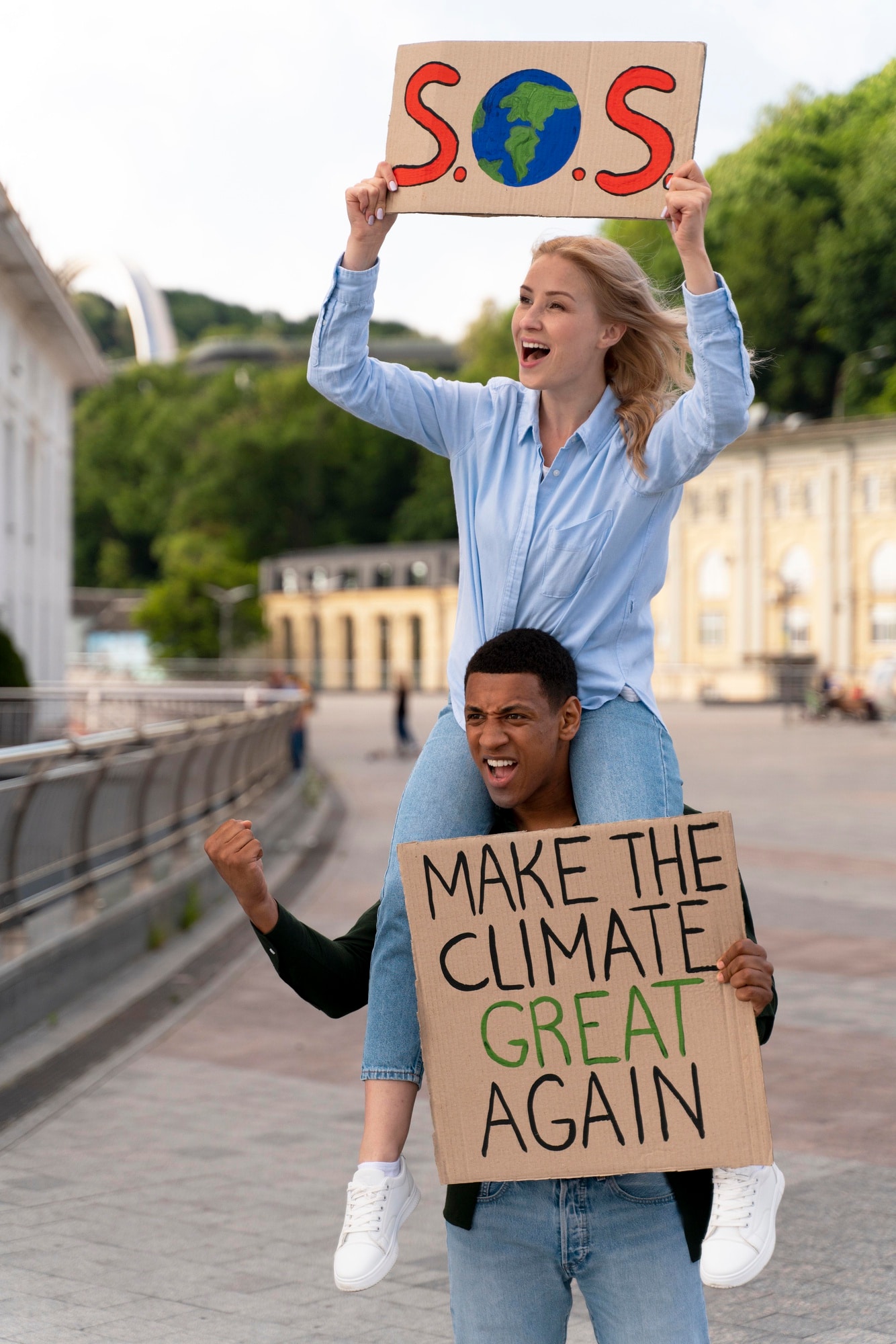 Personnes manifestant pour le climat avec pancartes appelant à une action collective face au dérèglement climatique