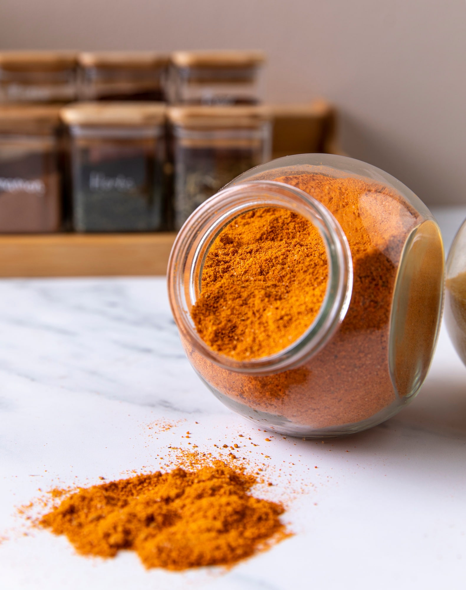 curcuma en poudre dans un bocal en verre, illustrant l’importance du dosage et de la biodisponibilité de la curcumine