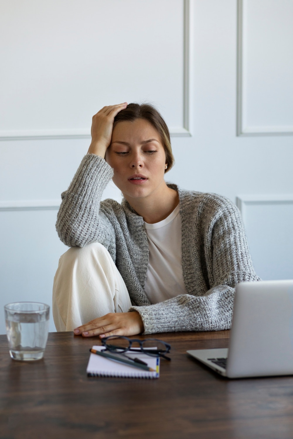 femme fatiguée devant un ordinateur, illustrant les effets du stress oxydatif sur l’organisme