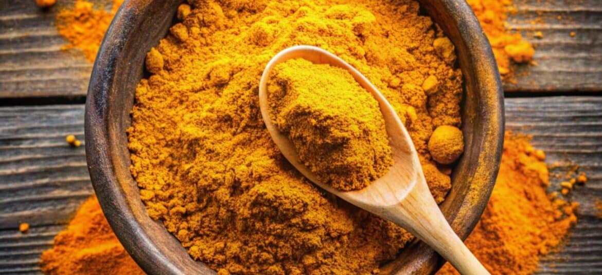 poudre de curcuma naturel dans un bol en bois, utilisée pour ses bienfaits anti-inflammatoires et antioxydants