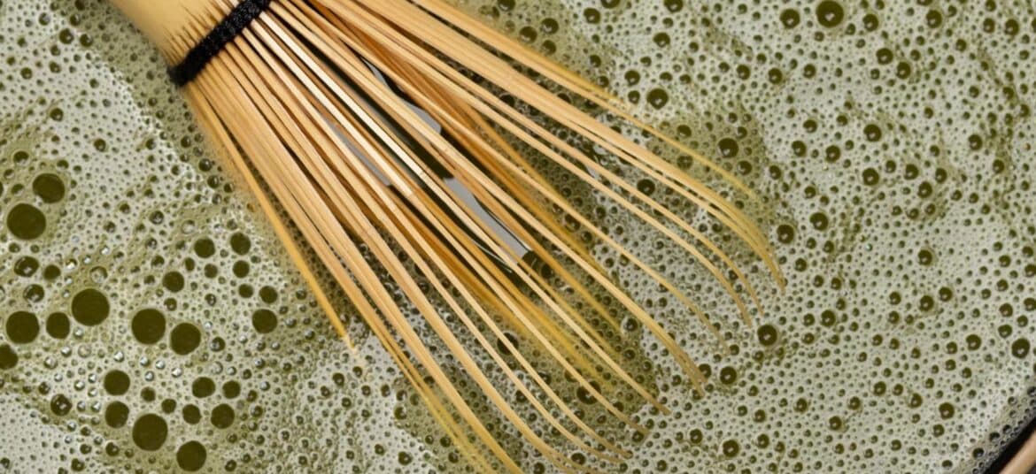 matcha japonais bio fouetté au chasen avec une fine mousse en surface, symbole de la cérémonie du thé japonaise