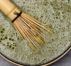 matcha japonais bio fouetté au chasen avec une fine mousse en surface, symbole de la cérémonie du thé japonaise
