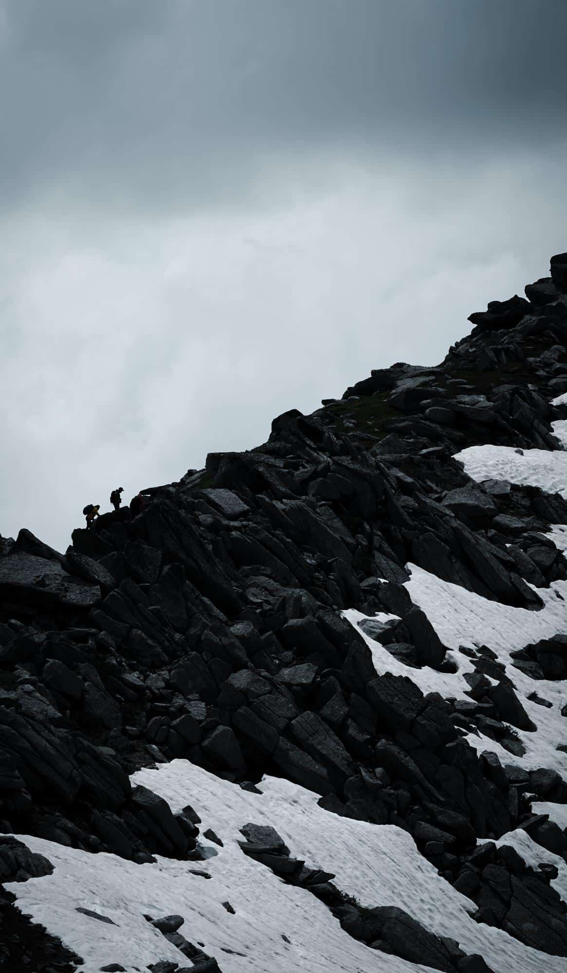 Paysage de haute montagne rocheuse dans l’Himalaya, origine naturelle du Shilajit, résine phyto-minérale