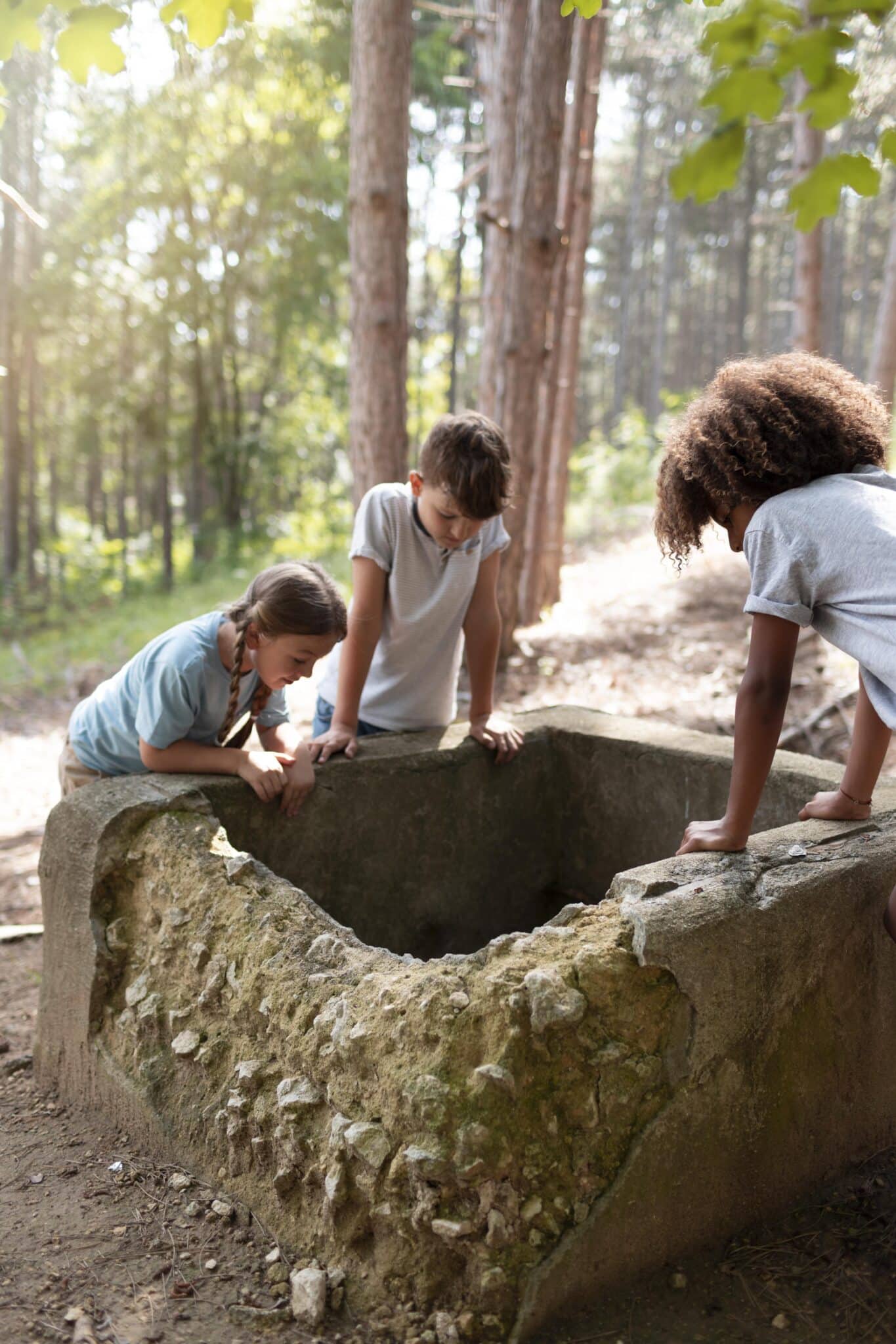 Enfants rassemblés autour d’un point d’eau, symbole de la gestion collective et équitable de l’eau
