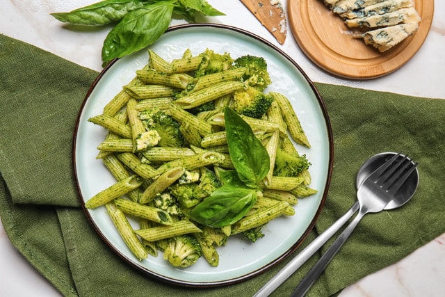 Assiette de pâtes nappées de pesto vert au moringa bio et basilic