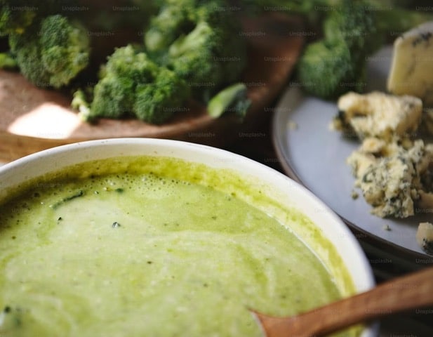 Soupe de légumes verts au moringa bio, texture onctueuse, servie bien chaude