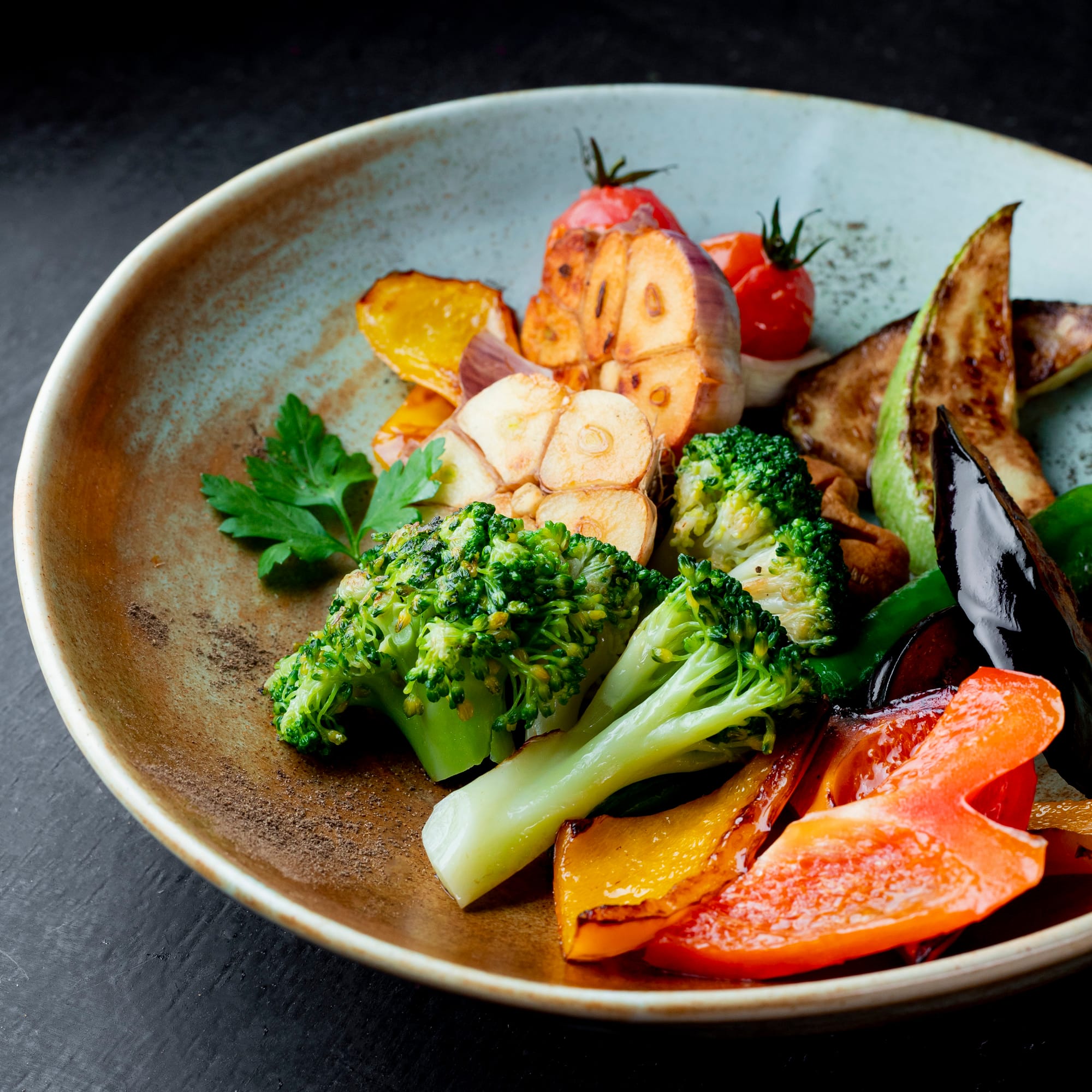 assiette de légumes variés alimentation végétarienne riche en nutriments