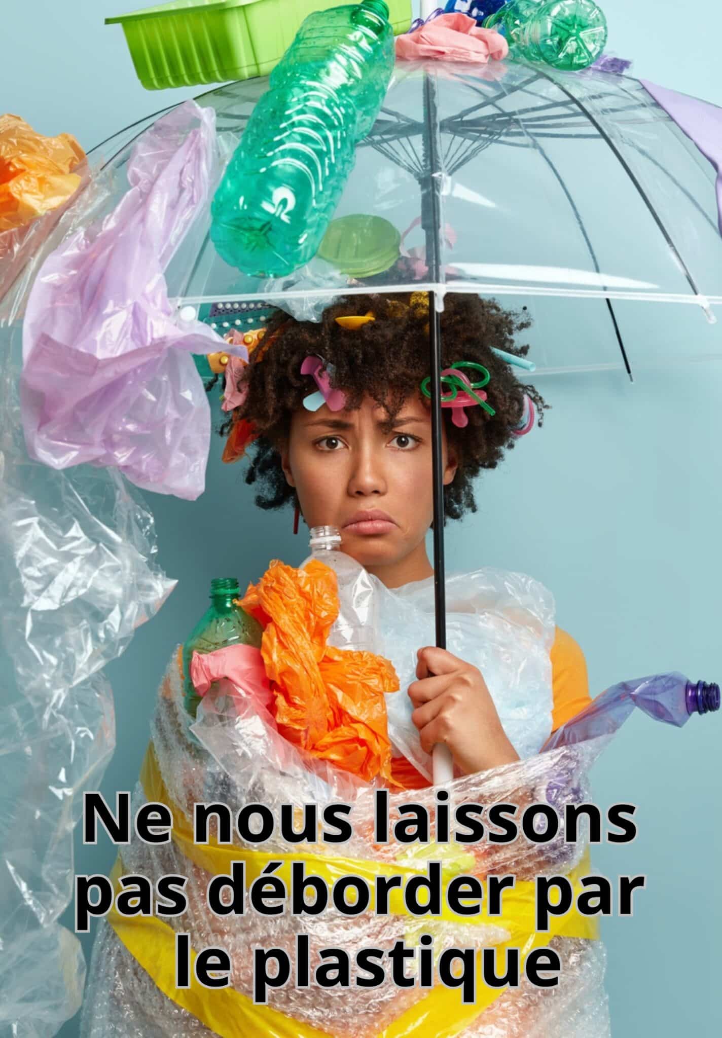 Personne entourée de déchets plastiques illustration réduction plastique alternatives écologiques