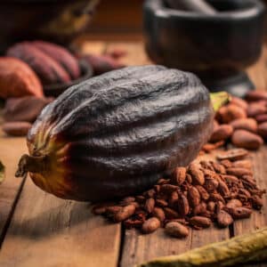 Cabosse de cacao avec fèves de cacao cru sur table en bois, illustration du cacao brut et naturel