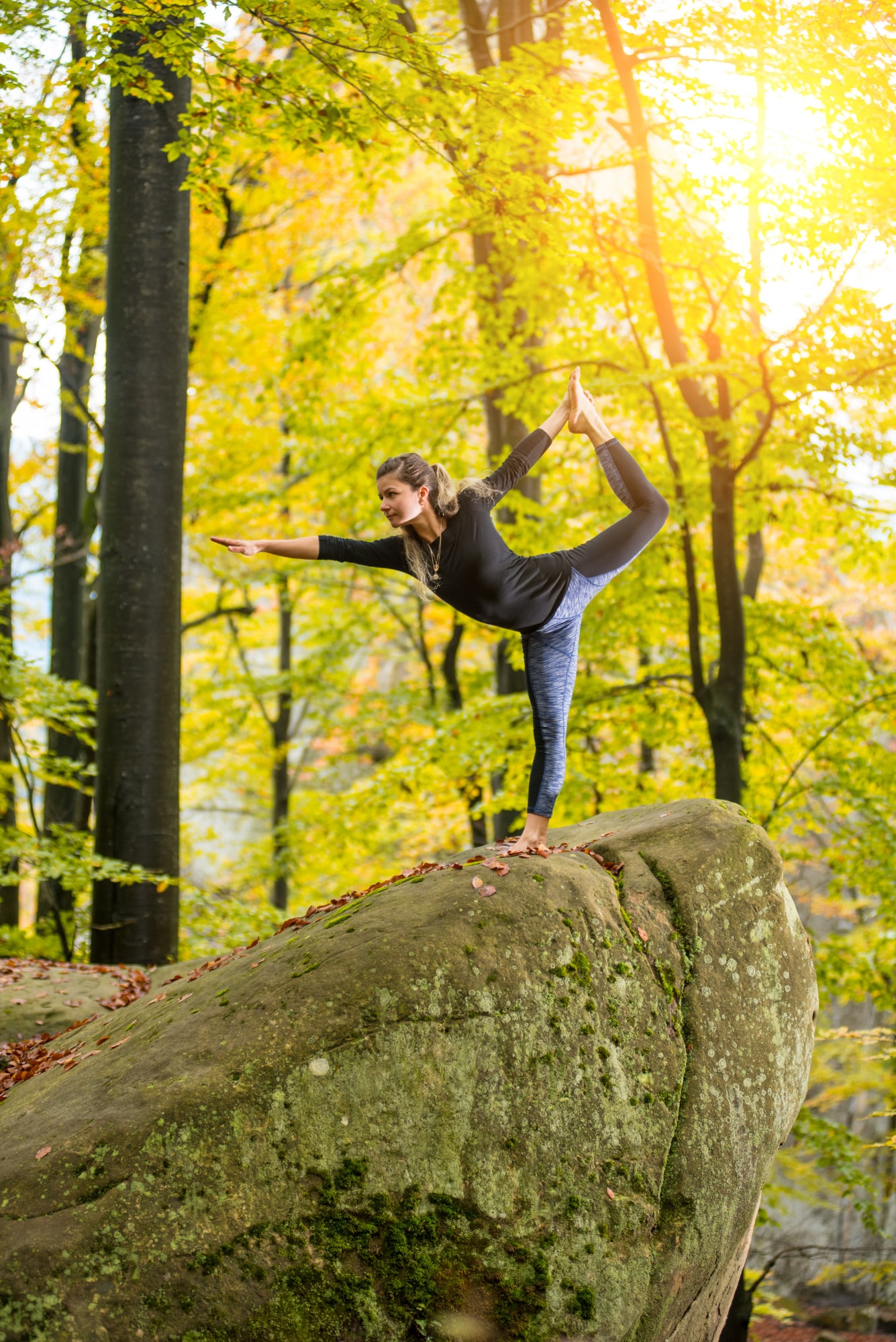 femme pratiquant le yoga en pleine nature symbole d’énergie et de vitalité