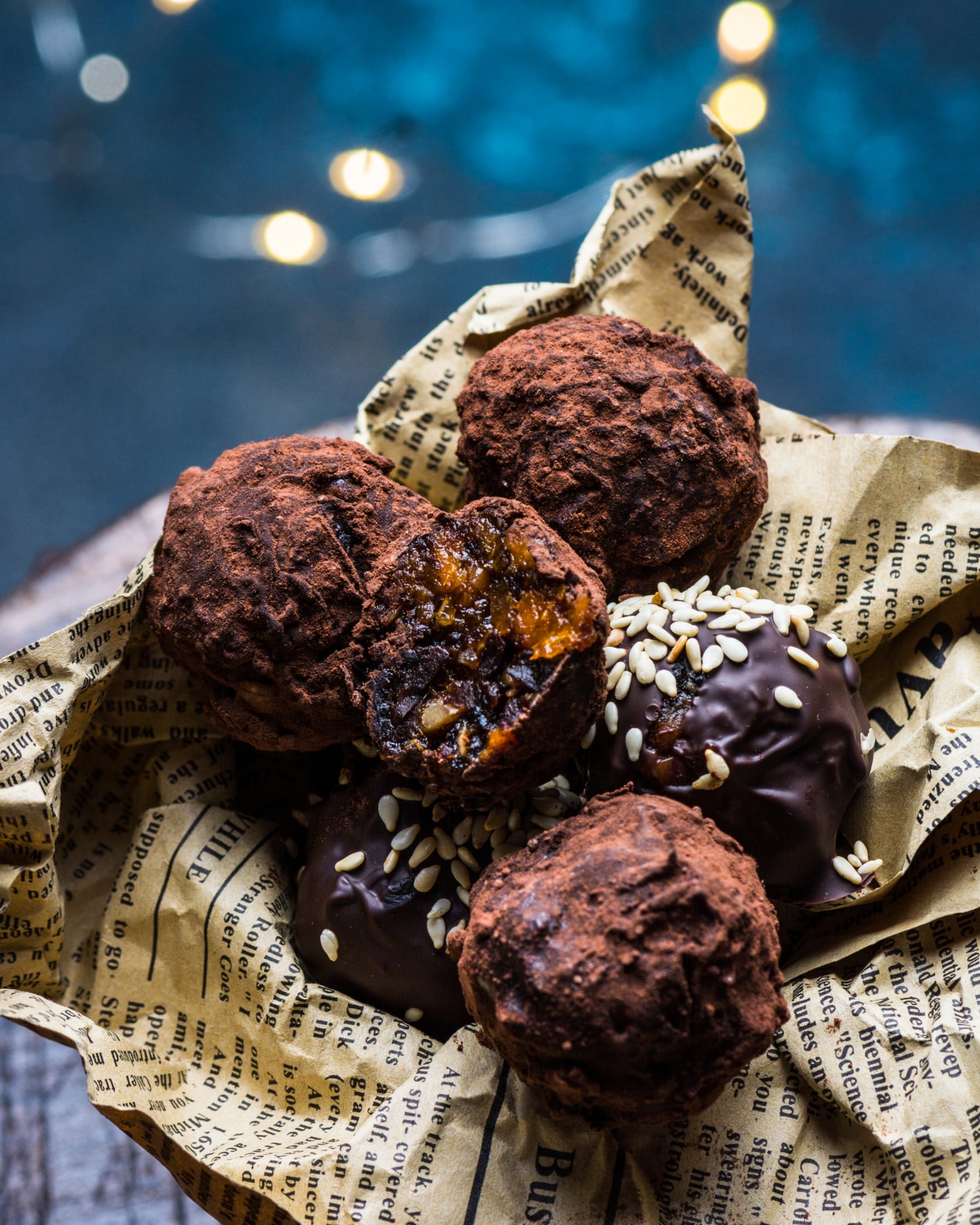 Energy balls au cacao cru enrobées de cacao, gourmandises saines maison